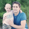 Adrien de L'amour est dans le pré 2010, atteint de la maladie de Hirschsprung, pose avec un enfant malade. 2015.
