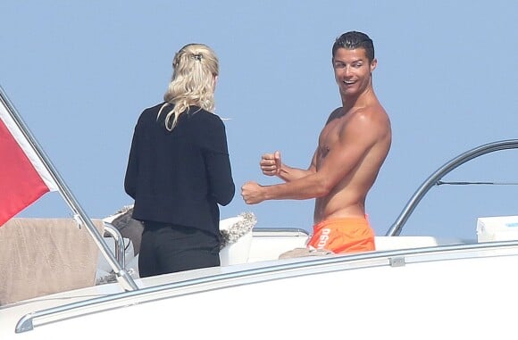 Le footballeur Cristiano Ronaldo avec ses copains sur un yacht à Saint-Jean-Cap-Ferrat au large de Monaco, le 1er juin 2015.
