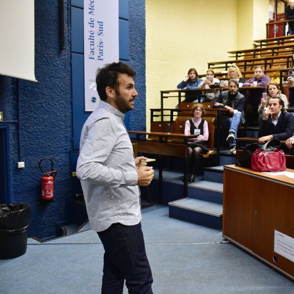 Exclusif - Laurent Ournac donne une conférence sur l'obésité dans l'amphithéâtre du CHU du Kremlin-Bicêtre pour l'association "Les-Poids-Plumes" le 10 octobre 2015.