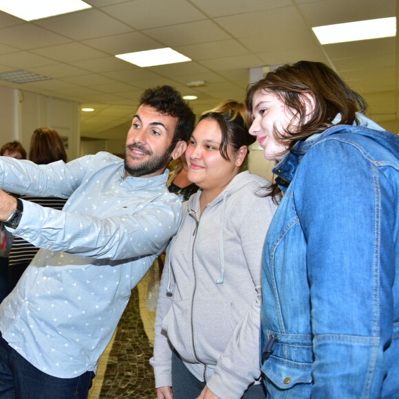 Exclusif - Laurent Ournac donne une conférence sur l'obésité dans l'amphithéâtre du CHU du Kremlin-Bicêtre pour l'association "Les-Poids-Plumes" le 10 octobre 2015.