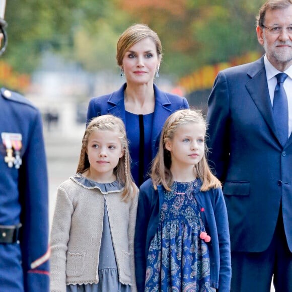 La reine Letizia et le roi Felipe VI d'Espagne célébraient le 12 octobre 2015 avec leurs filles, Leonor, princesse des Asturies, et l'infante Sofia, la Fête nationale à Madrid.