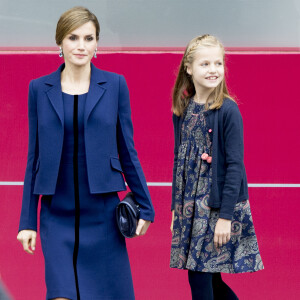 La reine Letizia et le roi Felipe VI d'Espagne célébraient le 12 octobre 2015 avec leurs filles, Leonor, princesse des Asturies, et l'infante Sofia, la Fête nationale à Madrid.