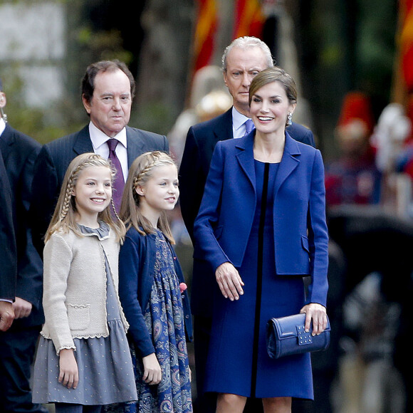 La reine Letizia et le roi Felipe VI d'Espagne célébraient le 12 octobre 2015 avec leurs filles, Leonor, princesse des Asturies, et l'infante Sofia, la Fête nationale à Madrid.