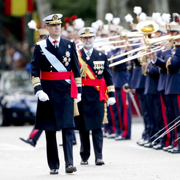 La reine Letizia et le roi Felipe VI d'Espagne célébraient le 12 octobre 2015 avec leurs filles, Leonor, princesse des Asturies, et l'infante Sofia, la Fête nationale à Madrid.