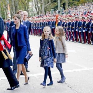 La reine Letizia et le roi Felipe VI d'Espagne célébraient le 12 octobre 2015 avec leurs filles, Leonor, princesse des Asturies, et l'infante Sofia, la Fête nationale à Madrid.