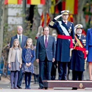 La reine Letizia et le roi Felipe VI d'Espagne célébraient le 12 octobre 2015 avec leurs filles, Leonor, princesse des Asturies, et l'infante Sofia, la Fête nationale à Madrid.