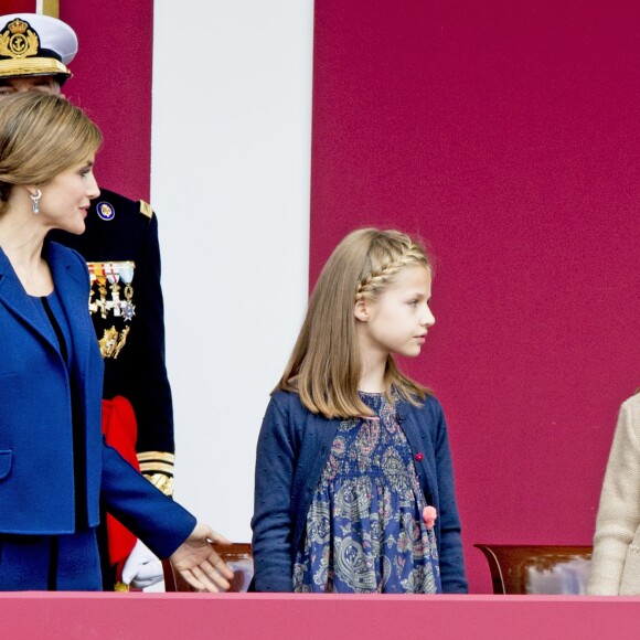 La reine Letizia et le roi Felipe VI d'Espagne célébraient le 12 octobre 2015 avec leurs filles, Leonor, princesse des Asturies, et l'infante Sofia, la Fête nationale à Madrid.