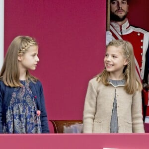 La reine Letizia et le roi Felipe VI d'Espagne célébraient le 12 octobre 2015 avec leurs filles, Leonor, princesse des Asturies, et l'infante Sofia, la Fête nationale à Madrid.