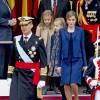 La reine Letizia et le roi Felipe VI d'Espagne célébraient le 12 octobre 2015 avec leurs filles, Leonor, princesse des Asturies, et l'infante Sofia, la Fête nationale à Madrid.