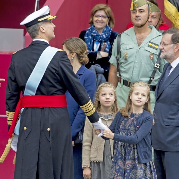 La reine Letizia et le roi Felipe VI d'Espagne célébraient le 12 octobre 2015 avec leurs filles, Leonor, princesse des Asturies, et l'infante Sofia, la Fête nationale à Madrid.