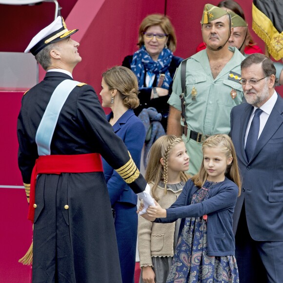 La reine Letizia et le roi Felipe VI d'Espagne célébraient le 12 octobre 2015 avec leurs filles, Leonor, princesse des Asturies, et l'infante Sofia, la Fête nationale à Madrid.