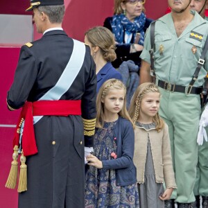 La reine Letizia et le roi Felipe VI d'Espagne célébraient le 12 octobre 2015 avec leurs filles, Leonor, princesse des Asturies, et l'infante Sofia, la Fête nationale à Madrid.