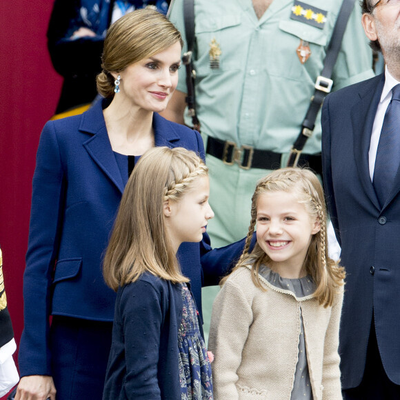 Leonor et Sofia rieuses devant le Premier ministre Mariano Rajoy lors de la cérémonie d'accueil. La reine Letizia et le roi Felipe VI d'Espagne célébraient le 12 octobre 2015 avec leurs filles, Leonor, princesse des Asturies, et l'infante Sofia, la Fête nationale à Madrid.