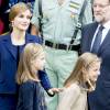 Leonor et Sofia rieuses devant le Premier ministre Mariano Rajoy lors de la cérémonie d'accueil. La reine Letizia et le roi Felipe VI d'Espagne célébraient le 12 octobre 2015 avec leurs filles, Leonor, princesse des Asturies, et l'infante Sofia, la Fête nationale à Madrid.