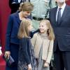Leonor et Sofia rieuses devant le Premier ministre Mariano Rajoy lors de la cérémonie d'accueil. La reine Letizia et le roi Felipe VI d'Espagne célébraient le 12 octobre 2015 avec leurs filles, Leonor, princesse des Asturies, et l'infante Sofia, la Fête nationale à Madrid.