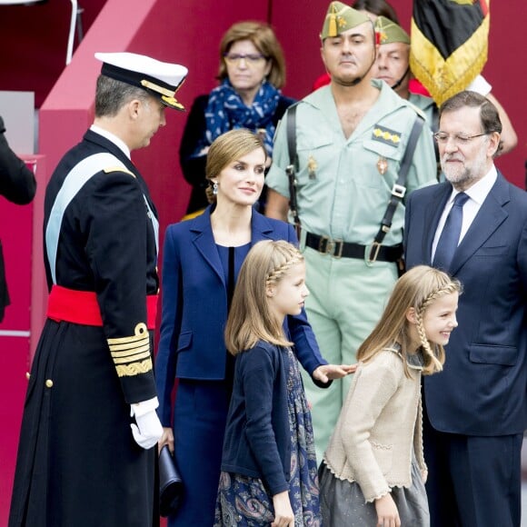 Leonor et Sofia rieuses devant le Premier ministre Mariano Rajoy lors de la cérémonie d'accueil. La reine Letizia et le roi Felipe VI d'Espagne célébraient le 12 octobre 2015 avec leurs filles, Leonor, princesse des Asturies, et l'infante Sofia, la Fête nationale à Madrid.