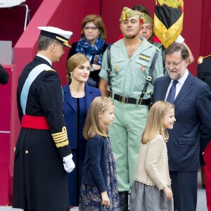 La reine Letizia et le roi Felipe VI d'Espagne célébraient le 12 octobre 2015 avec leurs filles, Leonor, princesse des Asturies, et l'infante Sofia, la Fête nationale à Madrid.