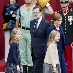 La reine Letizia et le roi Felipe VI d'Espagne célébraient le 12 octobre 2015 avec leurs filles, Leonor, princesse des Asturies, et l'infante Sofia, la Fête nationale à Madrid.