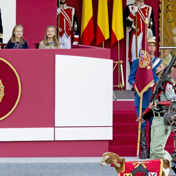 La reine Letizia et le roi Felipe VI d'Espagne célébraient le 12 octobre 2015 avec leurs filles, Leonor, princesse des Asturies, et l'infante Sofia, la Fête nationale à Madrid.