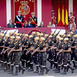 La reine Letizia et le roi Felipe VI d'Espagne célébraient le 12 octobre 2015 avec leurs filles, Leonor, princesse des Asturies, et l'infante Sofia, la Fête nationale à Madrid.