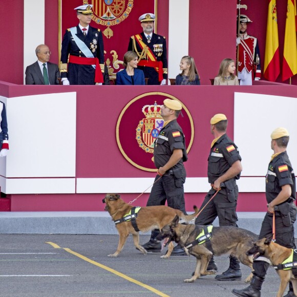 La reine Letizia et le roi Felipe VI d'Espagne célébraient le 12 octobre 2015 avec leurs filles, Leonor, princesse des Asturies, et l'infante Sofia, la Fête nationale à Madrid.