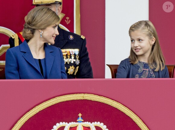 Leonor, princesse des Asturies, complice avec sa maman dans la tribune d'honneur. La reine Letizia et le roi Felipe VI d'Espagne célébraient le 12 octobre 2015 avec leurs filles, Leonor, princesse des Asturies, et l'infante Sofia, la Fête nationale à Madrid.