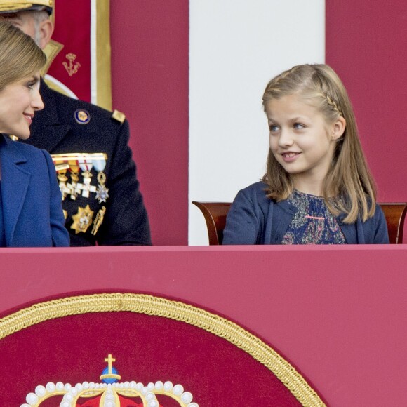 Leonor, princesse des Asturies, complice avec sa maman dans la tribune d'honneur. La reine Letizia et le roi Felipe VI d'Espagne célébraient le 12 octobre 2015 avec leurs filles, Leonor, princesse des Asturies, et l'infante Sofia, la Fête nationale à Madrid.