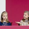 Leonor et Sofia se sont passionnées pour le défilé militaire, depuis la tribune d'honneur. La reine Letizia et le roi Felipe VI d'Espagne célébraient le 12 octobre 2015 avec leurs filles, Leonor, princesse des Asturies, et l'infante Sofia, la Fête nationale à Madrid.
