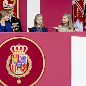 La reine Letizia et le roi Felipe VI d'Espagne célébraient le 12 octobre 2015 avec leurs filles, Leonor, princesse des Asturies, et l'infante Sofia, la Fête nationale à Madrid.