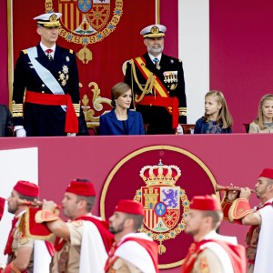 La reine Letizia et le roi Felipe VI d'Espagne célébraient le 12 octobre 2015 avec leurs filles, Leonor, princesse des Asturies, et l'infante Sofia, la Fête nationale à Madrid.