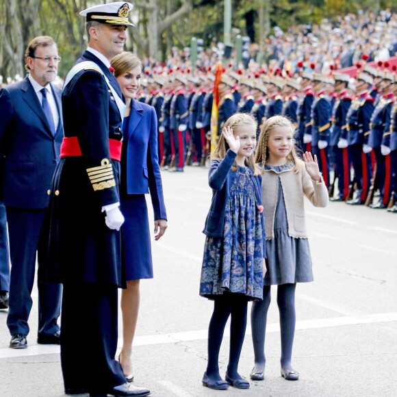 La reine Letizia et le roi Felipe VI d'Espagne célébraient le 12 octobre 2015 avec leurs filles, Leonor, princesse des Asturies, et l'infante Sofia, la Fête nationale à Madrid.