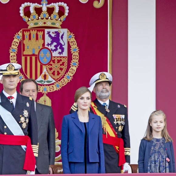 La reine Letizia et le roi Felipe VI d'Espagne célébraient le 12 octobre 2015 avec leurs filles, Leonor, princesse des Asturies, et l'infante Sofia, la Fête nationale à Madrid.