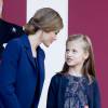 Leonor, princesse des Asturies, complice avec sa maman dans la tribune d'honneur. La reine Letizia et le roi Felipe VI d'Espagne célébraient le 12 octobre 2015 avec leurs filles, Leonor, princesse des Asturies, et l'infante Sofia, la Fête nationale à Madrid.