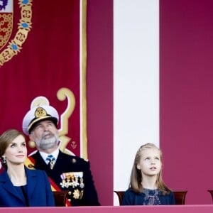 La reine Letizia et le roi Felipe VI d'Espagne célébraient le 12 octobre 2015 avec leurs filles, Leonor, princesse des Asturies, et l'infante Sofia, la Fête nationale à Madrid.