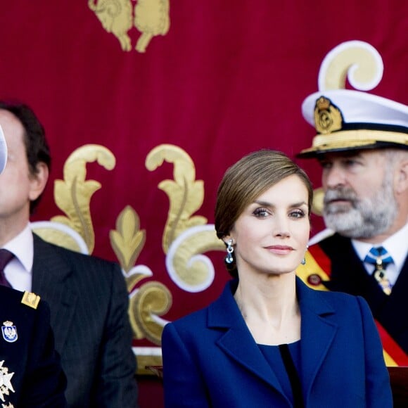 La reine Letizia et le roi Felipe VI d'Espagne célébraient le 12 octobre 2015 avec leurs filles, Leonor, princesse des Asturies, et l'infante Sofia, la Fête nationale à Madrid.