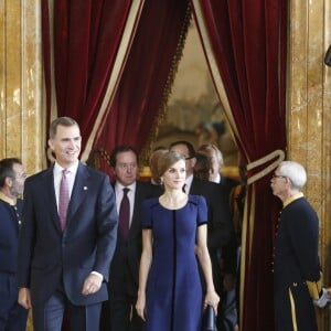 Le roi Felipe VI et la reine Letizia d'Espagne (superbe en robe Felipe Varela bleue) accueillaient près de 2 000 invités au palais d'Orient à Madrid le 12 octobre 2015 dans le cadre des célébrations de la Fête nationale espagnole.