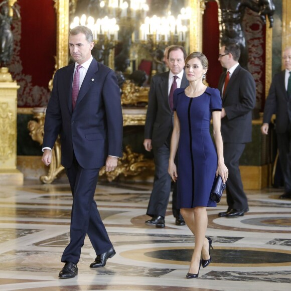 Le roi Felipe VI et la reine Letizia d'Espagne (superbe en robe Felipe Varela bleue) accueillaient près de 2 000 invités au palais d'Orient à Madrid le 12 octobre 2015 dans le cadre des célébrations de la Fête nationale espagnole.