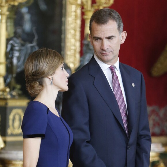 Le roi Felipe VI et la reine Letizia d'Espagne (superbe en robe Felipe Varela bleue) accueillaient près de 2 000 invités au palais d'Orient à Madrid le 12 octobre 2015 dans le cadre des célébrations de la Fête nationale espagnole.