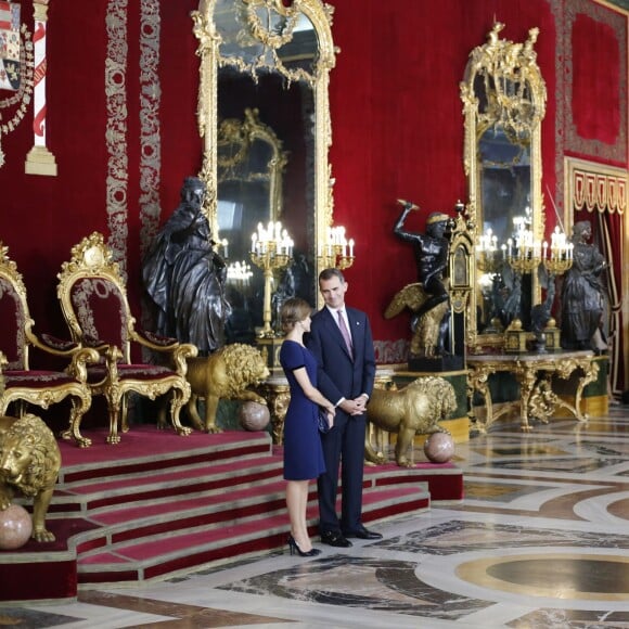 Le roi Felipe VI et la reine Letizia d'Espagne (superbe en robe Felipe Varela bleue) accueillaient près de 2 000 invités au palais d'Orient à Madrid le 12 octobre 2015 dans le cadre des célébrations de la Fête nationale espagnole.