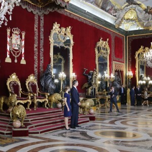 Le roi Felipe VI et la reine Letizia d'Espagne (superbe en robe Felipe Varela bleue) accueillaient près de 2 000 invités au palais d'Orient à Madrid le 12 octobre 2015 dans le cadre des célébrations de la Fête nationale espagnole.