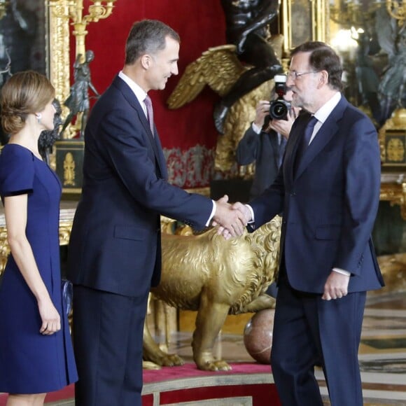 Le roi Felipe VI et la reine Letizia d'Espagne (superbe en robe Felipe Varela bleue) accueillaient près de 2 000 invités au palais d'Orient à Madrid le 12 octobre 2015 dans le cadre des célébrations de la Fête nationale espagnole.