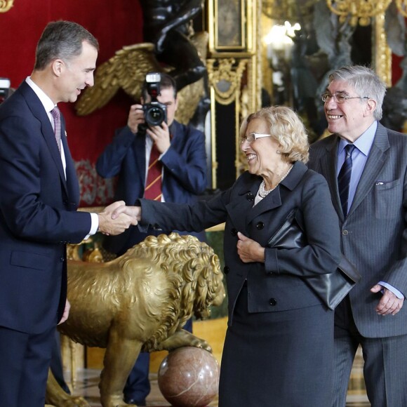 Le roi Felipe VI et la reine Letizia d'Espagne (superbe en robe Felipe Varela bleue) accueillaient près de 2 000 invités au palais d'Orient à Madrid le 12 octobre 2015 dans le cadre des célébrations de la Fête nationale espagnole.