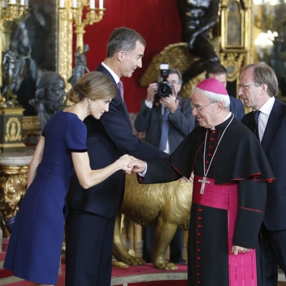 Le roi Felipe VI et la reine Letizia d'Espagne (superbe en robe Felipe Varela bleue) accueillaient près de 2 000 invités au palais d'Orient à Madrid le 12 octobre 2015 dans le cadre des célébrations de la Fête nationale espagnole.