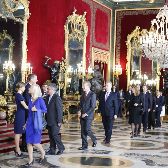 Le roi Felipe VI et la reine Letizia d'Espagne (superbe en robe Felipe Varela bleue) accueillaient près de 2 000 invités au palais d'Orient à Madrid le 12 octobre 2015 dans le cadre des célébrations de la Fête nationale espagnole.