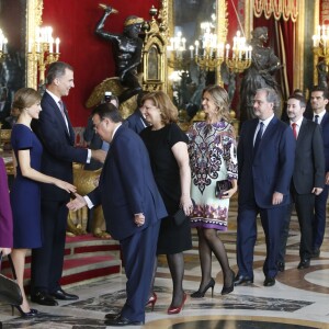 Le roi Felipe VI et la reine Letizia d'Espagne (superbe en robe Felipe Varela bleue) accueillaient près de 2 000 invités au palais d'Orient à Madrid le 12 octobre 2015 dans le cadre des célébrations de la Fête nationale espagnole.