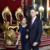 Le roi Felipe VI et la reine Letizia d'Espagne (superbe en robe Felipe Varela bleue) accueillaient près de 2 000 invités au palais d'Orient à Madrid le 12 octobre 2015 dans le cadre des célébrations de la Fête nationale espagnole.