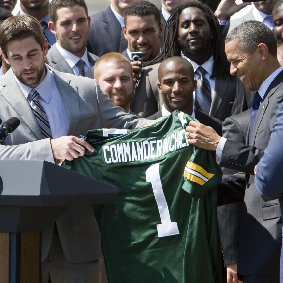 Aaron Rodgers des Green Bay Packers offre un maillot à Barack Obama à la Maison Blanche en août 2011 après la victoire au Super Bowl XLV