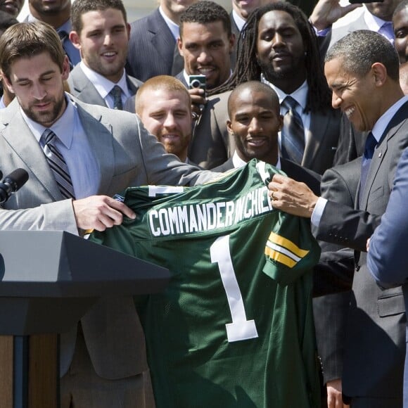 Aaron Rodgers des Green Bay Packers offre un maillot à Barack Obama à la Maison Blanche en août 2011 après la victoire au Super Bowl XLV