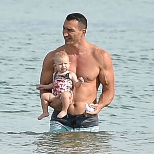 Exclusif - no web - Wladimir Klitschko et sa fille Kaya à la plage à Miami le 20 septembre 2015.