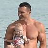 Exclusif - no web - Wladimir Klitschko et sa fille Kaya à la plage à Miami le 20 septembre 2015.